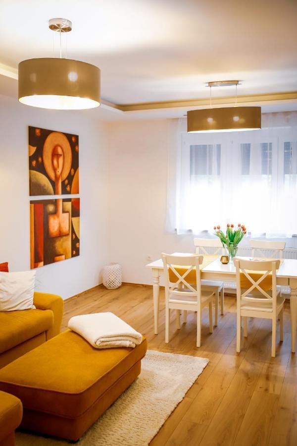 Cozy Apartment In The Downtown Gyor Luaran gambar